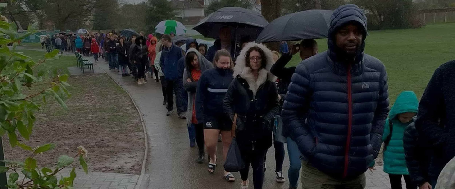 Skoraj 5.000 ljudi je več ur čakalo v dežju, da bi postali darovalci matičnih celic